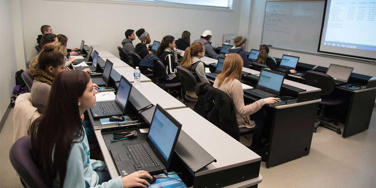 AACC students in a computer classroom.
