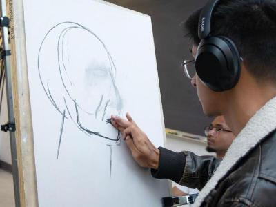 Student drawing in class